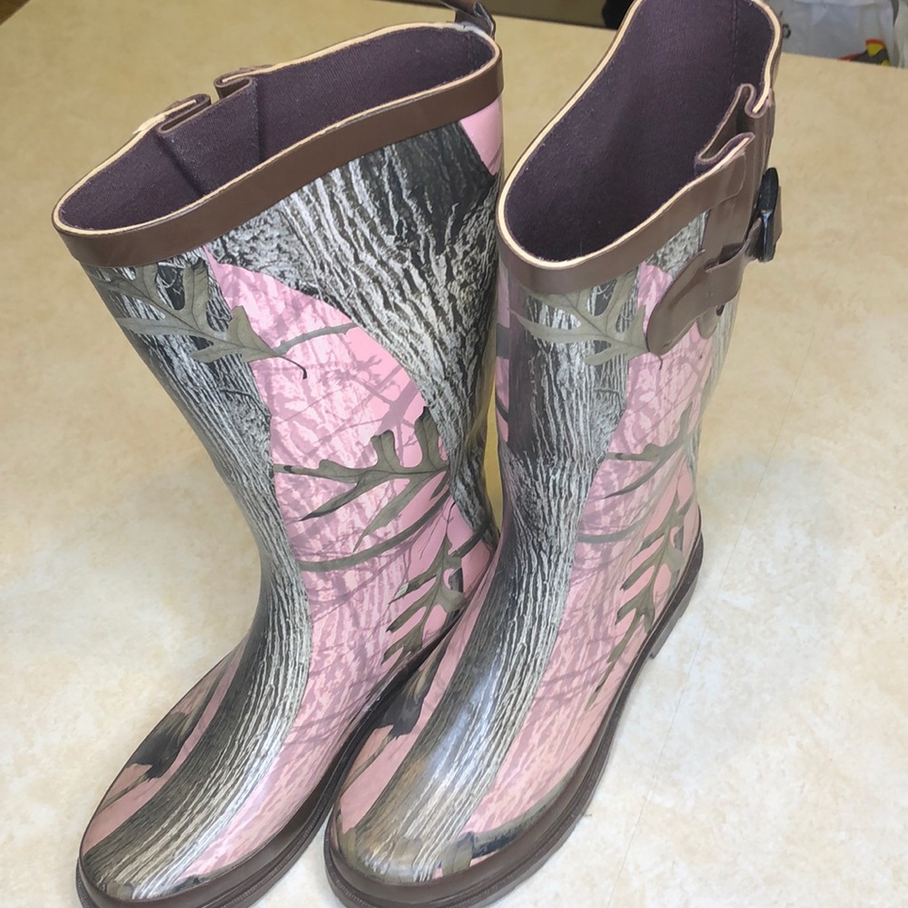 Pink camo rain boots